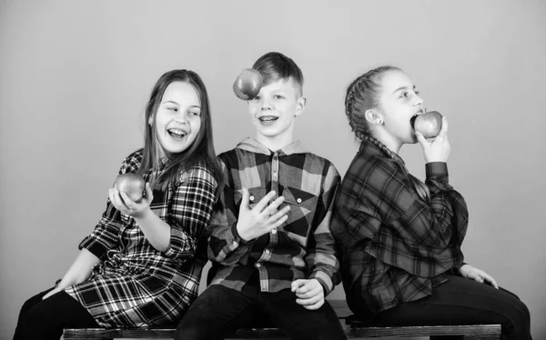 Amigos de meninos e meninas comem lanche de maçã enquanto relaxam. Adolescentes com lanche saudável. Dieta saudável e nutrição vitamínica. Conceito de lanche escolar. Grupo de adolescentes alegres comunicando e comendo maçãs — Fotografia de Stock