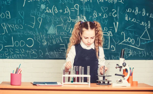 Biológiai felszerelés. biológia oktatás. Egy kisgyerek kémiát tanul az iskolai laborban. Boldog kislány. Biológia óra. A diákok biológia kísérleteket végeznek mikroszkóppal a laborban. Vérvizsgálat. — Stock Fotó