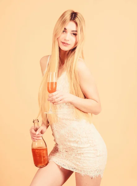 Vrouw witte jurk fles glas alcohol drinken. Kippenfeestconcept. Luxe champagne. Mooi blond verjaardagsfeestje. Zoete drank. Een glamoureus feest. Meisje drinken parel glitter champagne — Stockfoto