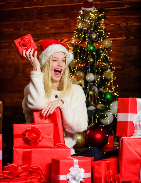 Jag vill säga det. fira nyår hemma. Sista beredningen. Julen. En lycklig kvinna älskar presenter. Vintershopping försäljning. Glada flicka röd tomte hatt. Julklapp. Boxningsdag — Stockfoto