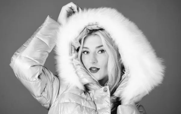 현대적 숙박을 원하는 사람들을 위해. 패션 환경 인식. 인조 모피는 단순한 트렌드 그 이상입니다. 겨울 옷입니다. 모피 후드 다운 재킷. 소녀는 겨울 재킷을 착용합니다. 겨울. 부드러운 모피 — 스톡 사진