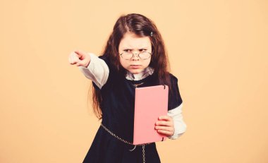 Okula geri dön. Bilgi günü. Okul stresi endişeye neden olur. Çalışma konusunda ciddi. Küçük çocuk çalışması. Stresli okul günü. Eğitim ne bir okul öğrendim unuttuktan sonra kalır