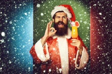 Gülümseyen sakallı Noel Baba Adam