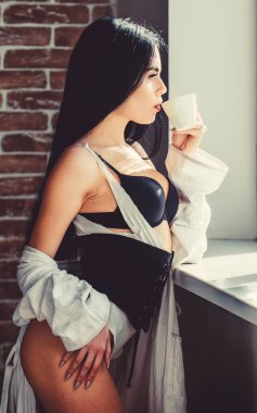 Mükemmel kahve zamanı. Ama önce kahve. Huzur ve huzur. Kremsi kapuçino yudumlayın. Sabah ayini. Kız seksi göğüsler pencere kenarında kahve içme. Evde rahatlatıcı çekici kadın iç çamaşırı