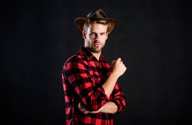 Yüreğinde vahşi batı var. Kırsal kesimdeki kovboy. Batı. Batı kovboy portresi. Çiftlikte kareli gömlek. Vahşi batı rodeosu. Şapkalı yakışıklı adam. Klasik tarz adam. Vahşi Batı eski kovboy