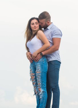 Gerçek aşk. Hoş bir ilişki. Erkek ve kadın doğaya sarılır. Onu destekliyorum. Aile sevgisi. Bağlılık ve güven. Birbirine aşık bir çift. Birlikte sonsuza kadar ikimiz. Aşk hikayesi. Romantik ilişkiler