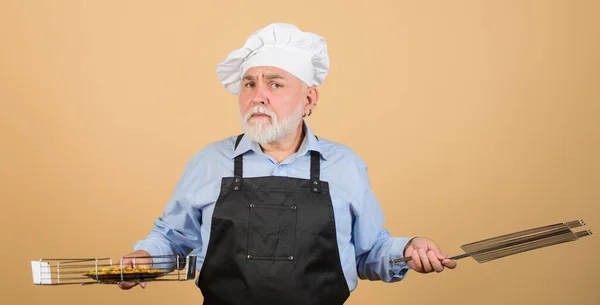 Een perfecte picknick. Maak het eten klaar voor familie. Familieweekend. Oudere man met koksmutsen. Kook mannen met een baard. kookgerei voor de barbecue. Hij geeft de voorkeur aan grillvoedsel. Picknick en barbecue. Keukenvoorschriften — Stockfoto