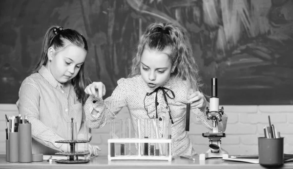 Muito ocupado. estudantes fazendo experimentos de biologia com microscópio. Crianças pequenas no laboratório. Miúdos a aprender química no laboratório da escola. Microscópio de química. Microscópio de laboratório. dia das crianças — Fotografia de Stock