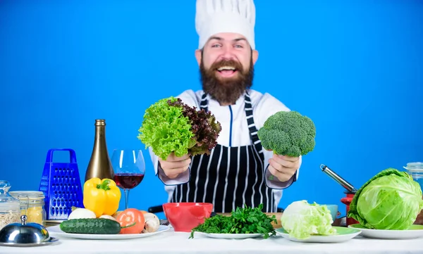 Beste eten. Gezond eten koken. Vegetariër. Rijpere chef met baard. Dieet en biologisch voedsel, vitamine. Baard man kok in de keuken, culinair. Chef-kok met hoed. Geheime smaak recept — Stockfoto