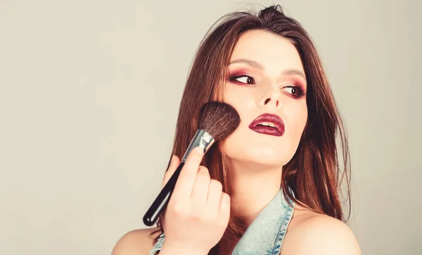 Hautton Concealer. Kosmetikgeschäft. betont Weiblichkeit. Mädchen tragen Lidschatten auf. Frau schminkt Pinsel. professionelles Make-up. verschiedene Pinsel. Hautpflege. Make-up Kosmetikkonzept — Stockfoto