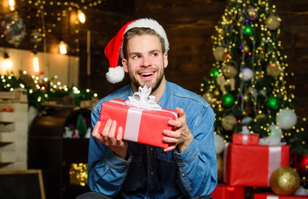 Concept de shopping. Un beau mec fête Noël. Cadeau parfait est une combinaison de livraison de pensée et de présentation. Vacances d'hiver. Comment choisir un cadeau parfait. Homme Père Noël avec boîte cadeau — Photo