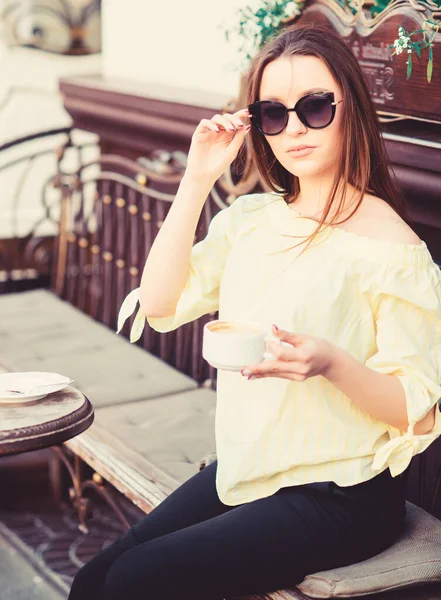 Hora do pequeno-almoço no café. Menina desfrutar de café da manhã. Mulher de óculos de sol bebe café ao ar livre. Menina relaxar no café cappuccino copo. Dose de cafeína. Café para o dia de sucesso energético. À espera de data — Fotografia de Stock