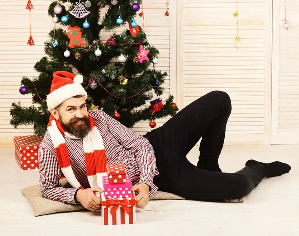 Weihnachtsmann mit lächelndem Gesicht mit Weihnachtsbaum im Hintergrund — Stockfoto