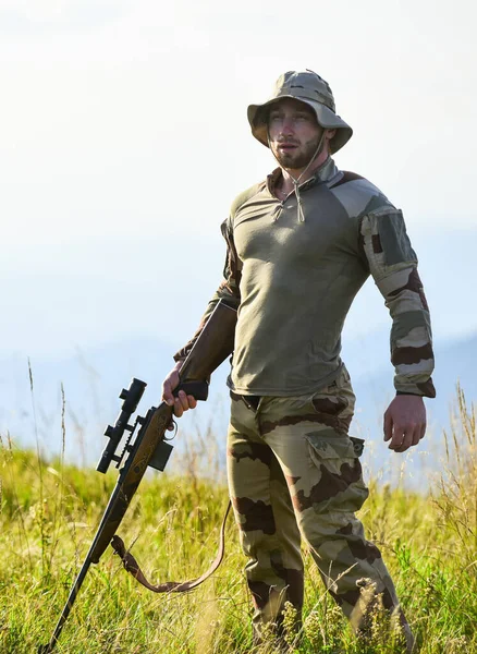 Descansa para homens a sério. Soldado em serviço. conceito de loja de armas. Licença de arma. Caçador em camuflagem. segurança da democracia. defensor da pátria. Um homem armado. moda masculina militar. tempo de guerra — Fotografia de Stock