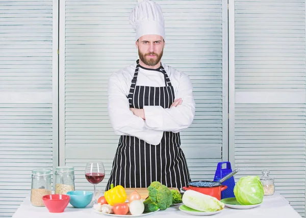 Diät und Vitamin. Kulinarische Küche. Bio-Vegetarier. Koch im Restaurant, Uniform. Profi-Koch kocht in der Küche. bärtiger Mann liebt gesundes Essen und Wein. Nur gesunde Ernährung. Geschirr — Stockfoto