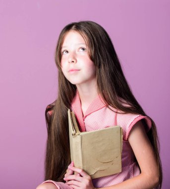 Rüya görüyordum. Kız için roman. Uzayı kopyala Sırlarını günlükte tut. Kitapçı konsepti. Küçük kız ilginç bir hikaye okudu. Kurgu kitabı. Evde eğitim. Mutlu bir çocukluk. Çocuk edebiyatı. Kitap sever.