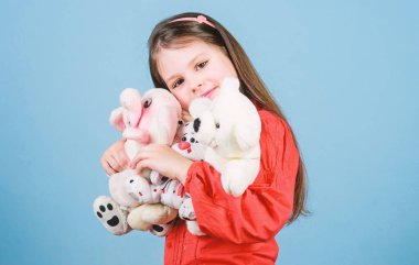 oyuncakçı dükkanı. çocuk günü. En iyi dost. yumuşak ayı oyuncak ile küçük kız. çocuk psikolojisi bir oyuncak ayı sarılma. küçük kız oyun odasında oyun oynuyor. mutlu çocukluk. Doğum günü. Kaygısız zaman geçirmek