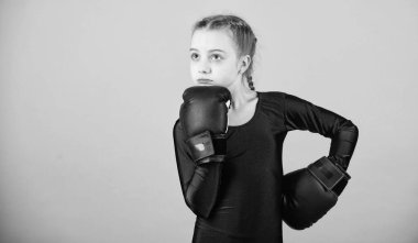 Klişenin aksine. Boks eldivenli boksör çocuk. Kadın boksör spor içinde tutum değiştirmek. Kadın boksörlerin yükselişi. Mavi arka plan üzerinde kız sevimli boksör. Büyük güç ile büyük sorumluluk gelir