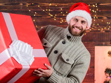 Adamın büyük bir hediyesi var. Eve hediye teslimatı. Sakallı, Noel Baba şapkalı mutlu adam. Senin için bir hediye. Sadece benim. Kış indirimleri için avantajlı bir teklif. Noel alışverişi. Mutlu yıllar diliyorum.