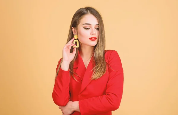 Precioso y elegante. Maquillaje impecable y joyas perfectas. Rojo le queda bien. Mujer bonita maquillaje cara labios sensuales rojos. Labios rojos mi mejor accesorio. Chica confiada dama de negocios formal chaqueta roja — Foto de Stock