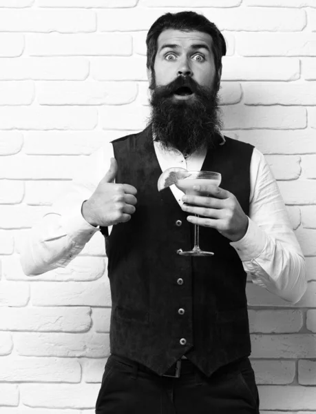 Şaşırtıcı yakışıklı sakallı adam — Stok fotoğraf