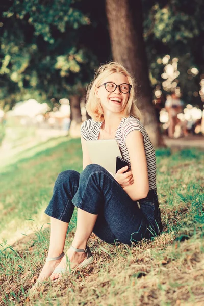 Schrijver met notebook. vrouw heeft online zaken doen. Webcommunicatie. zomer online. Blogger inhoud maken voor sociaal netwerk. Blogger steeds geïnspireerd. meisje met laptop. Genieten van tijd op de Universiteit — Stockfoto