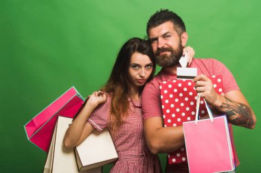Alışveriş ve moda kavramı. Sakallı adam alışveriş çantası tutar