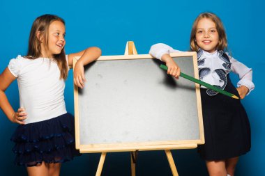 Gülümseyen yüzler ile kız öğrenciler büyük kalem tutun