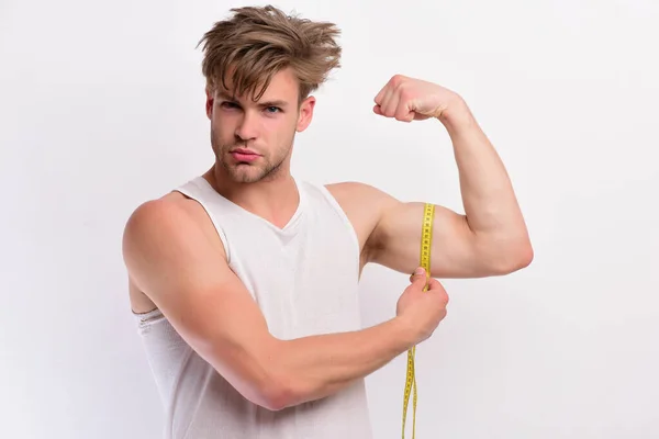 Atleta con el pelo desordenado mostrando bíceps y tríceps — Foto de Stock