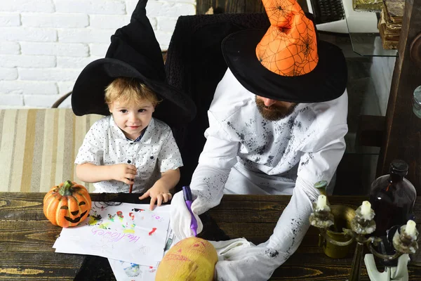 Koncepcja Halloween i partii. Mężczyzna i chłopiec na białym tle — Zdjęcie stockowe