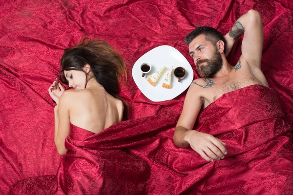 Aşk ve sex kavramı. Bordo sayfalardaki aşık çift — Stok fotoğraf