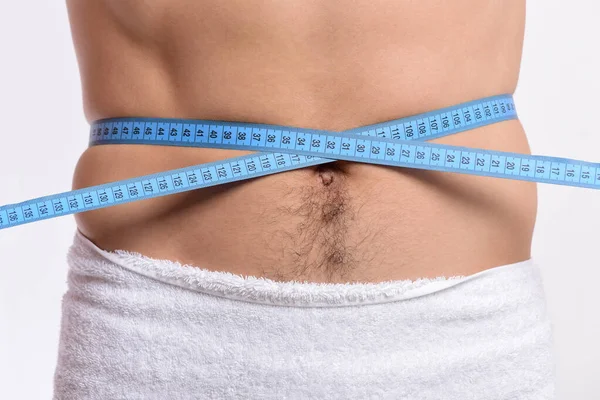 Concepto de pérdida de peso y deportes. Atleta mide cintura — Foto de Stock