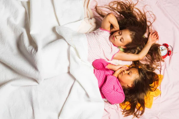 Infanzia, notte e felicità concetto. Bambini con gli occhi chiusi — Foto Stock