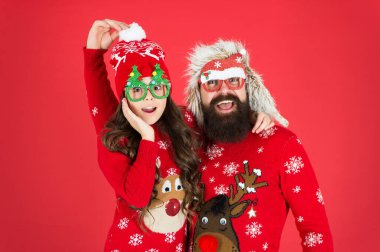 Aileler kışlık kazak giyer. Eğleniyorum. Noel anıları. Aile tatili. Aile değerleri. Baba ve kızı yeni yılı kutluyor. Mutlu bir aile. Küçük kız ve neşeli baba. Parti aksesuarları
