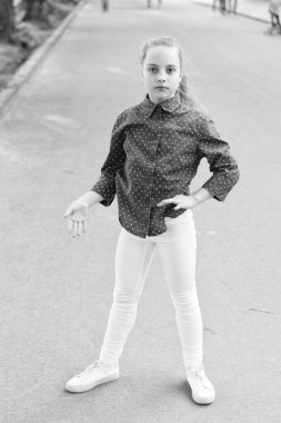 Biraz rahat oluyorum. Sevimli küçük çocuğun rahat bir görünüm. Küçük kız rahat ve lekeli kırmızı gömlek giyiyor. Rahat bir yaz günü için giyinmiş sevimli çocuk açık