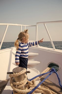 Bebek çocuk tatil deniz yolcu gemisi tadını çıkarın. Çocuk denizci. Deniz gezen erkek denizci. Boy denizci çizgili gömlek deniz yat dünya çapında seyahat. Küçük deniz yolcusu. Plaj arıyor ve gitmeliyiz.