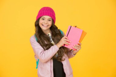 Kütüphanede güzel bir kitapla randevu. Mutlu kitap kurtları. Küçük kız okul kütüphanesinden kitap ödünç alıyor. Küçük çocuk kütüphane kitaplarını tutuyor. Sevimli bibliopol. Eğitici yayın. Yabancı Edebiyat Kütüphanesi