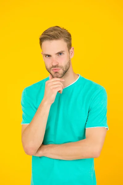 Es tan confiado. chico sexy y elegante cerda. un hombre guapo sin afeitar la cara. sexy chico amarillo fondo. Cuidado de peluquero masculino. moda masculina de verano. Cuidado del cabello y la barba. macho hombre mirada carismática — Foto de Stock