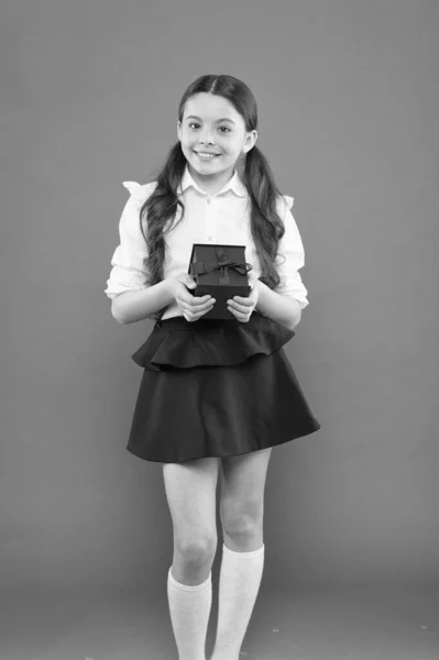 Recompensa por los esfuerzos. Regalo de apertura de chica. Caja de regalo abierta pupilo adorable ordenado. Programa educativo para niños dotados. Feliz cumpleaños. Día del conocimiento. Regalo sorpresa de colegiala. Celebración festiva — Foto de Stock