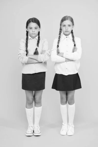 Amistad escolar. Apoyo y amistad. Relaciones problemáticas. Una relación amistosa. Objetivos de amistad. Lindas compañeras de escuela. Primer día en la escuela. Hermandad y amistad. Concepto de mal humor —  Fotos de Stock