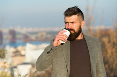 Enerjisinin şarj edilmesi gerek. Sakallı adam dışarıda kahve içmeyi sever. İş adamı paket kahve içer. Paket kahve. Kahve molası. - Günaydın. Kahvaltı.