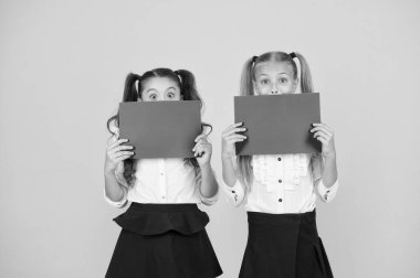 Dikkat çekiyorum. Boş kağıt lar tutan mutlu çocuklar. Küçük çocuklar pembe çizim kağıtları ile gülümsüyor. Boş reklam afişleriyle gülümseyen küçük çocuklar. Sevimli çocuk reklam, kopya alanı