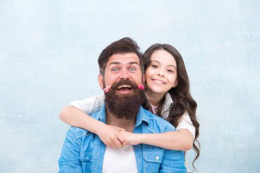 Saçına bayıldım. Küçük kızım babasına sevgiyle sarılıyor. Sakallı adam ve küçük kız çocuğu. Sevgi ve özeni paylaş. Mutlu bir aile. Sevgi ve güven. Aile değerleri