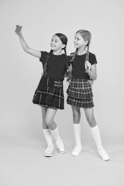 Selfie fotoğrafı çekiyorum. Moda blogu. Blog online. Akıllı telefon uygulama konsepti. Sosyal ağlarda Blogger. Dijital teknoloji. Bloglama modern eğilim. Kişisel blog. Çocuk kızlar akıllı telefon tutun