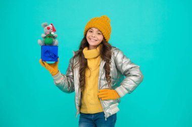 2020 fare yılı. Ruhsal zeka, duyarlılık, esneklik ve canlılık özelliklerine sahip bir hayvan. Hediye kutusunda fare ya da fare oyuncağı olan kız çocuğu. Çin yıldız falı konsepti. Fare sembolü yılı