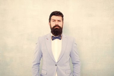 Takım elbise tarzı. Damat için moda trendleri. Damat sakallı hipster adam açık mavi smokin ve papyon giymek. Düğün günü. Şık damat. Onun çarpıcı gevrek takım ceket ile Açıklama. Stilist moda uzmanı