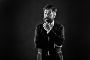 Resmi etkinlik kıyafet kuralı. Klasik bir tarz. Erkek giyim klasiği. Papyonlu sakallı adam. İyi giyimli ve titiz. Hipster resmi takım elbise smokini. Eski ve klasik arasındaki fark