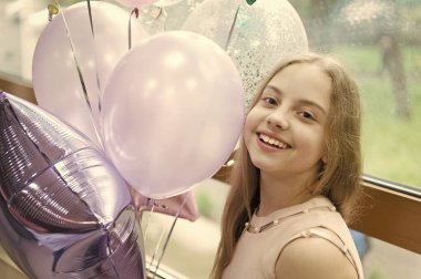 Bu benim partim. Doğum günü partisi. Fikirler gençler için doğum günü kutlamak. Onun özel günü. Doğum günü kutlaması. Mutluluk ve neşe. Sanat balonları dekorasyon hizmeti. Balonlu kız doğum gününü kutluyor