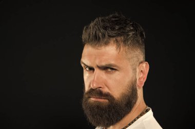 Adam yakışıklı hipster şık sakal ve bıyık. Güzellik ve erkeklik. Berber uçları sakalını korur. Şekillendirme ve sakal bakımı kırpma. Sakallı kendine güvenen hipster. Sakal modası ve berber konsepti