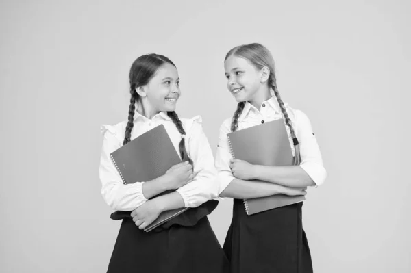 Porta la scuola dei bambini pochi giorni prima del parco giochi e mettiti comodo. Ragazze della scuola allegre. Segnala aspetti positivi iniziare la scuola creare anticipazione positiva prima classe giorno. Ritorno a scuola — Foto Stock